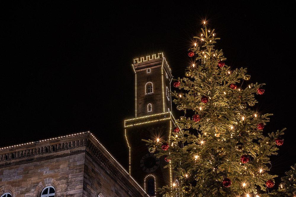 Fürther Rathaus mit Weihnachtsbaum
